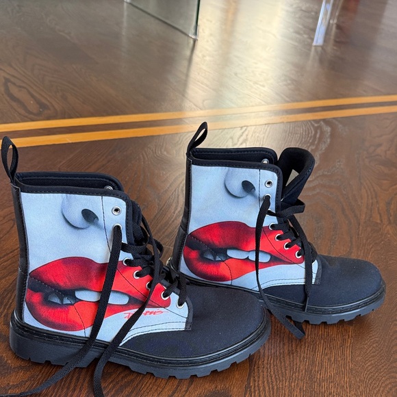 Shoes - Stylish Black and Red canvas sneaker